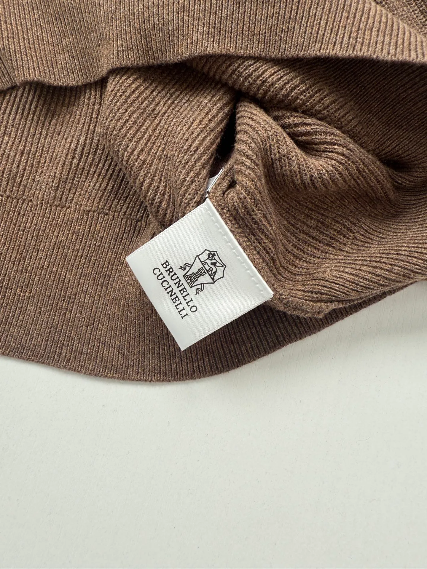 Brunello Cucinell Bc Henley Collar Knitted Sweater. Original returned and completely disassembled and patterned. BC’s exclusive vertical pit yarn is woven. Classic Henry half-open collar. The collar curvature and the length-to-width ratio of the three plackets are strictly in line with the original version. The metal buttons are independently molded and re-engraved to restore the button luster, size, and hole position details. The placket routing is dense and neat. The pitted weave of the body, collar, cuffs and hem is completely aligned with the original version, making it less likely to loosen and deform after repeated wear. The iconic brand webbing on the inside of the collar is completely restored, and the full set of collar labels, wash water, and tag accessories are synchronized with the original data. Size：S/M/L/XL